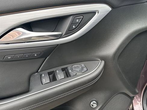 Used 2025 Buick Envision Avenir AWD/4WD image 15