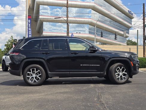 Used 2024 Jeep Grand Cherokee Limited AWD/4WD image 30