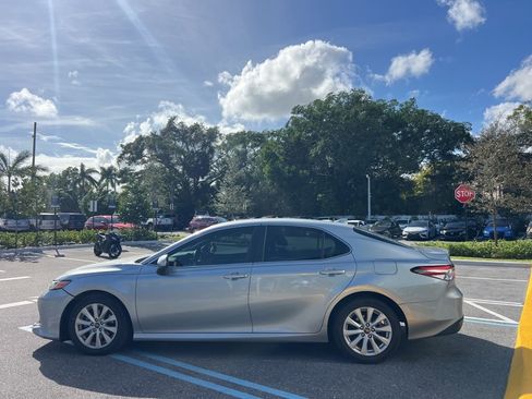 Used 2020 Toyota Camry LE image 8