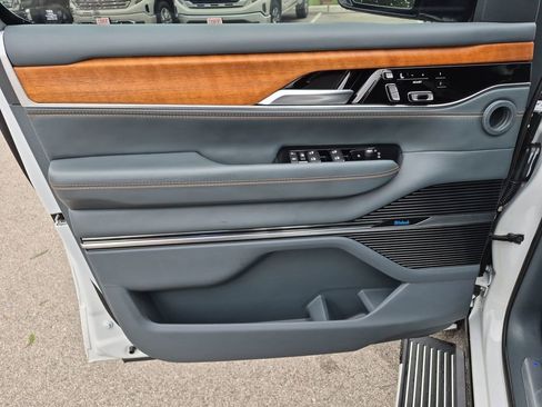 Used 2024 Jeep Grand Wagoneer Series III AWD/4WD image 17