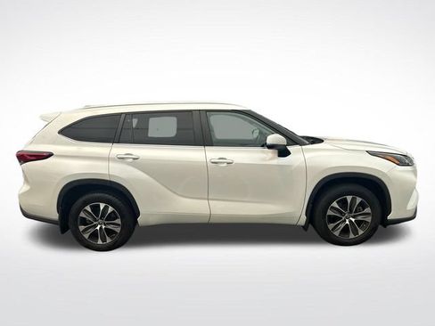 Used 2023 Toyota Highlander XLE AWD/4WD image 2