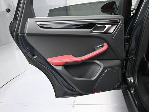 Certified 2026 Porsche Macan AWD/4WD image 22