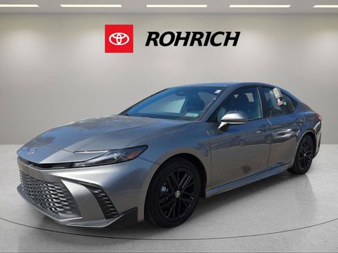 Used 2025 Toyota Camry SE image 1