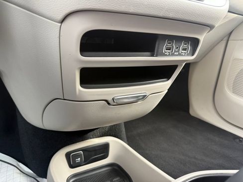 Used 2024 Chrysler Pacifica Touring-L image 30