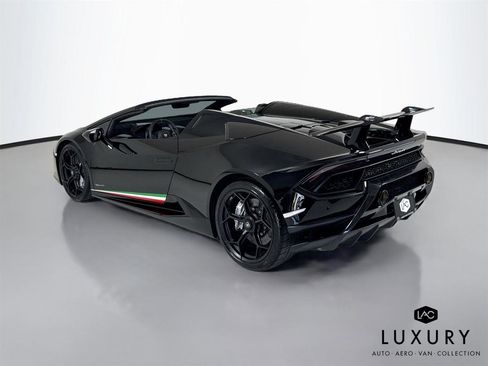 Used 2018 Lamborghini Huracan Performante AWD/4WD image 8
