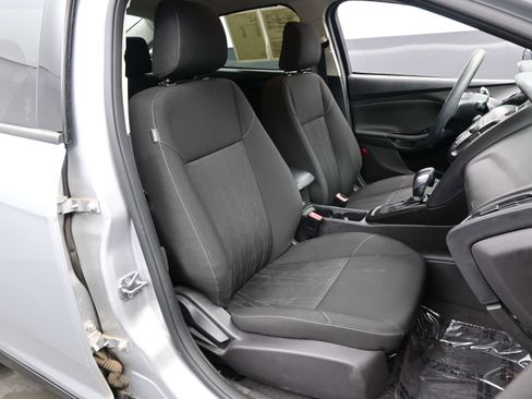 Used 2018 Ford Focus SE w/ SE Appearance Package FWD image 12
