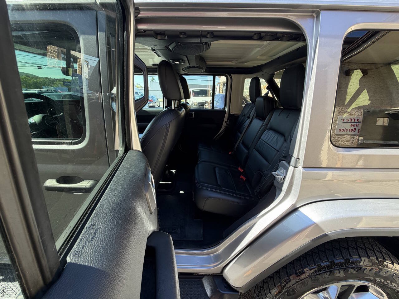 Used 2018 Jeep Wrangler Unlimited Sahara AWD/4WD image 31