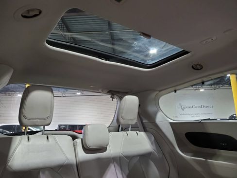 Used 2017 Chrysler Pacifica Limited FWD image 24