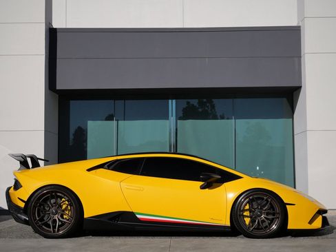 Used 2018 Lamborghini Huracan Performante image 2