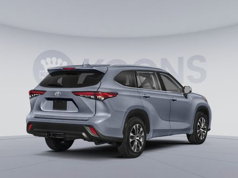 Used 2022 Toyota Highlander XLE AWD/4WD image 2