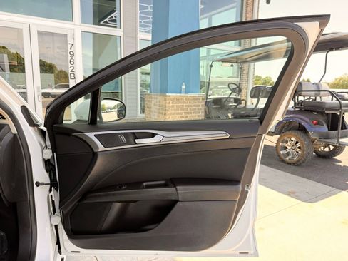 Used 2019 Ford Fusion SE FWD image 20