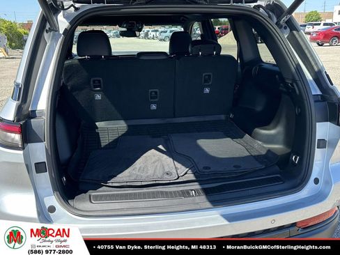 Used 2023 Jeep Grand Cherokee Altitude AWD/4WD image 10