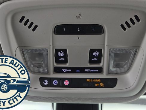 Used 2021 Chevrolet Traverse Premier image 21