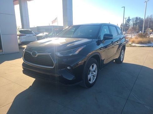 Used 2023 Toyota Highlander LE image 3