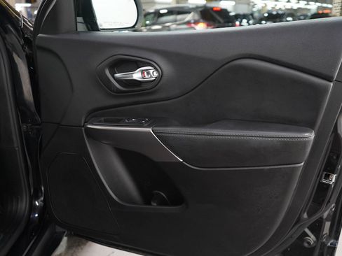 Used 2019 Jeep Cherokee Limited w/ Technology Group AWD/4WD image 9