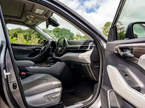 Used 2022 Toyota Highlander Limited FWD image 11