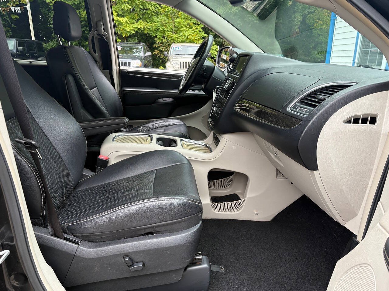 Used 2014 Chrysler Town & Country Touring-L w/ Driver Convenience Group FWD image 21