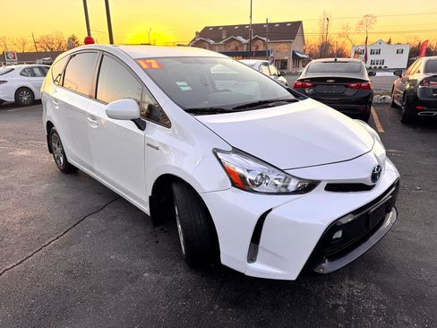 Used 2017 Toyota Prius V Three image 3