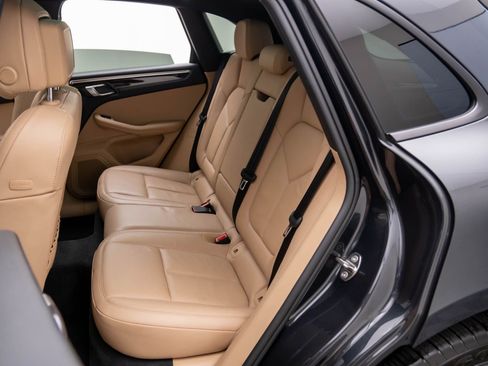 Certified 2023 Porsche Macan image 17