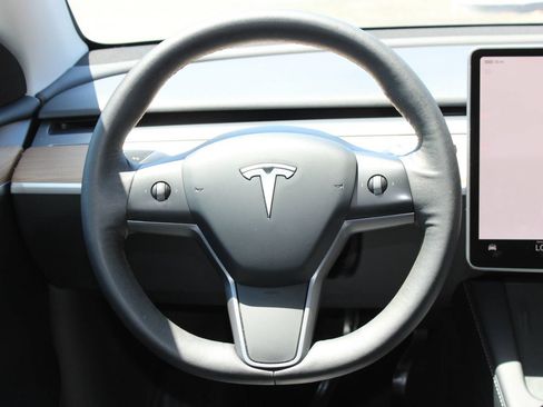 Used 2024 Tesla Model Y Long Range AWD/4WD image 18