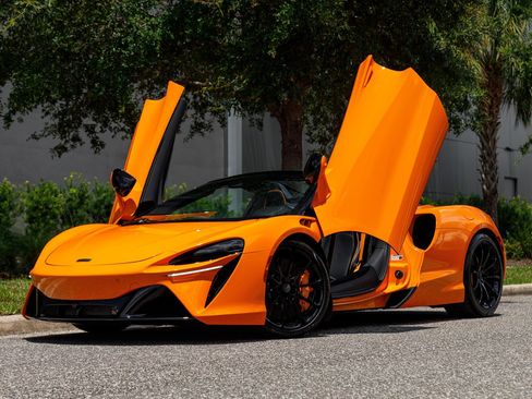 Used 2025 McLaren Artura Spider RWD image 33