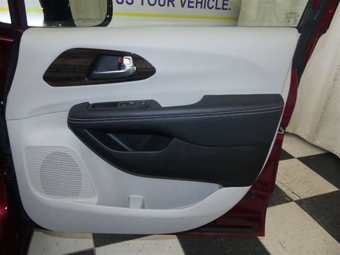 Used 2023 Chrysler Pacifica Limited image 31