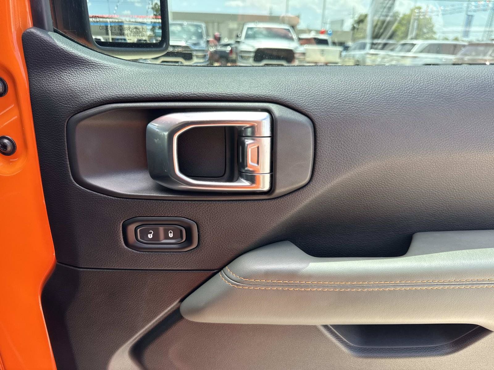 Used 2025 Jeep Gladiator Mojave AWD/4WD image 14