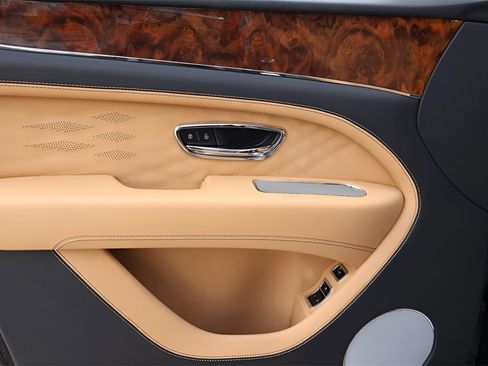 New 2025 Bentley Bentayga Extended Wheelbase image 12