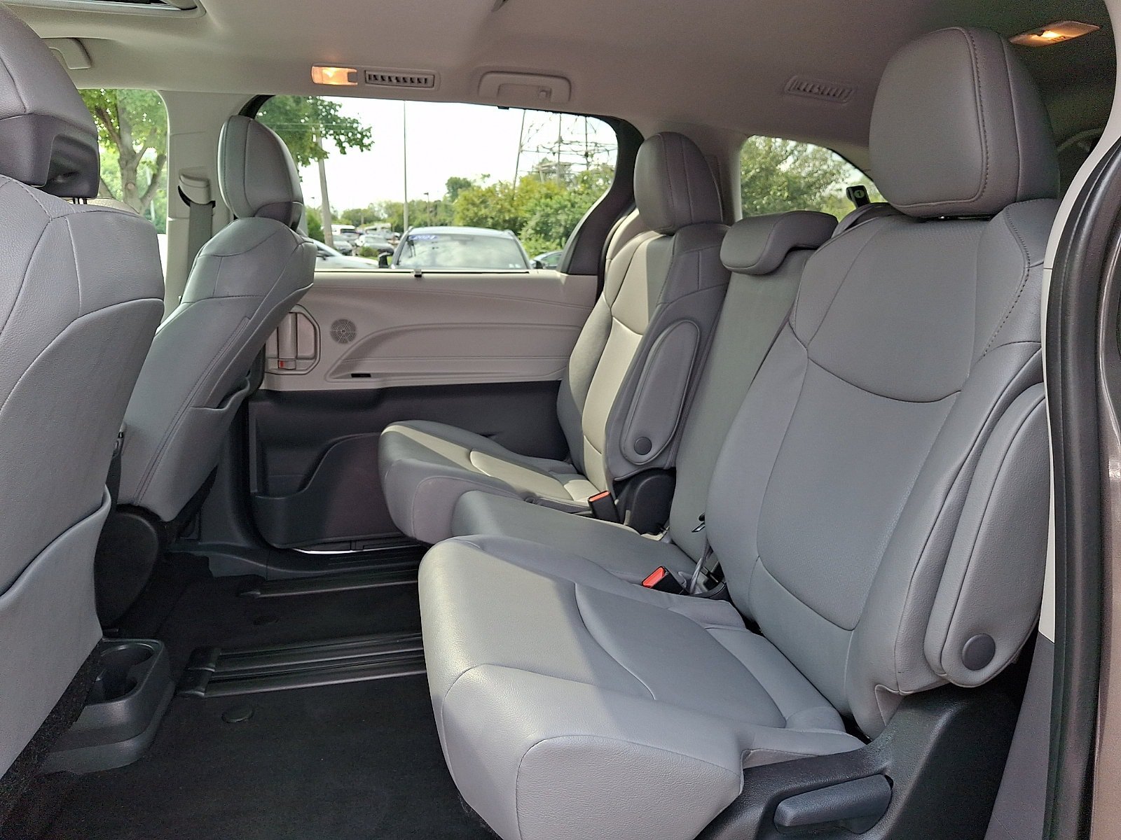 Used 2024 Toyota Sienna XLE FWD image 11