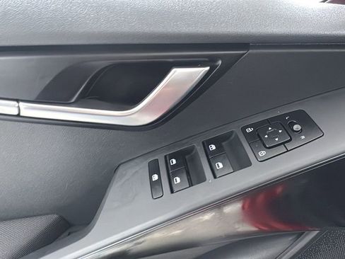 Used 2025 Kia Niro LX image 19
