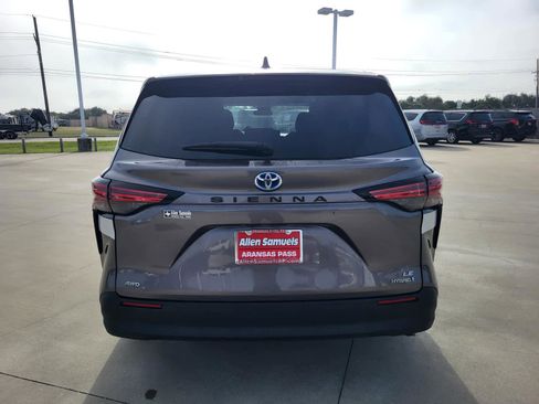 Used 2022 Toyota Sienna LE image 3
