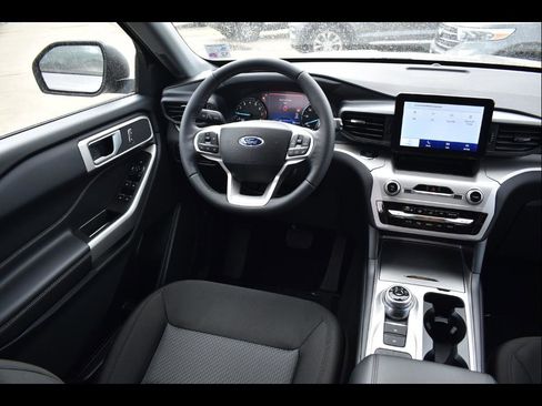 Used 2023 Ford Explorer XLT image 4