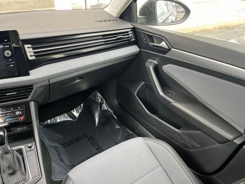 Used 2025 Volkswagen Jetta SE image 31