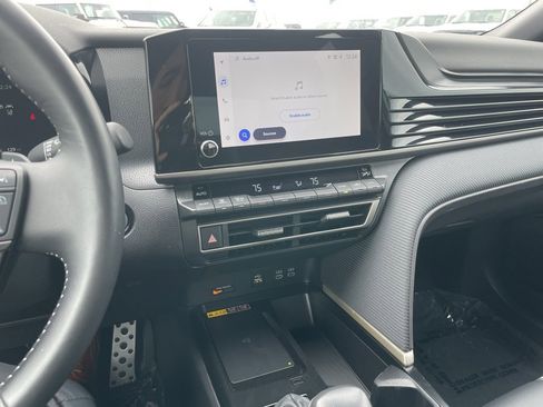 Used 2025 Toyota Camry SE image 10