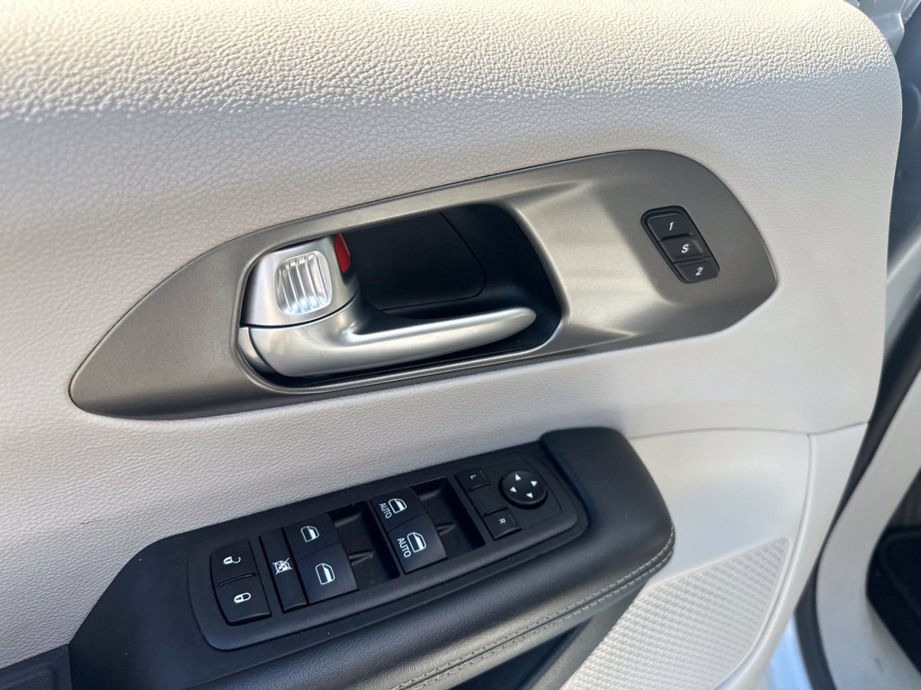 Used 2024 Chrysler Pacifica Touring-L FWD image 17