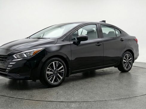 Used 2025 Nissan Versa SV image 3