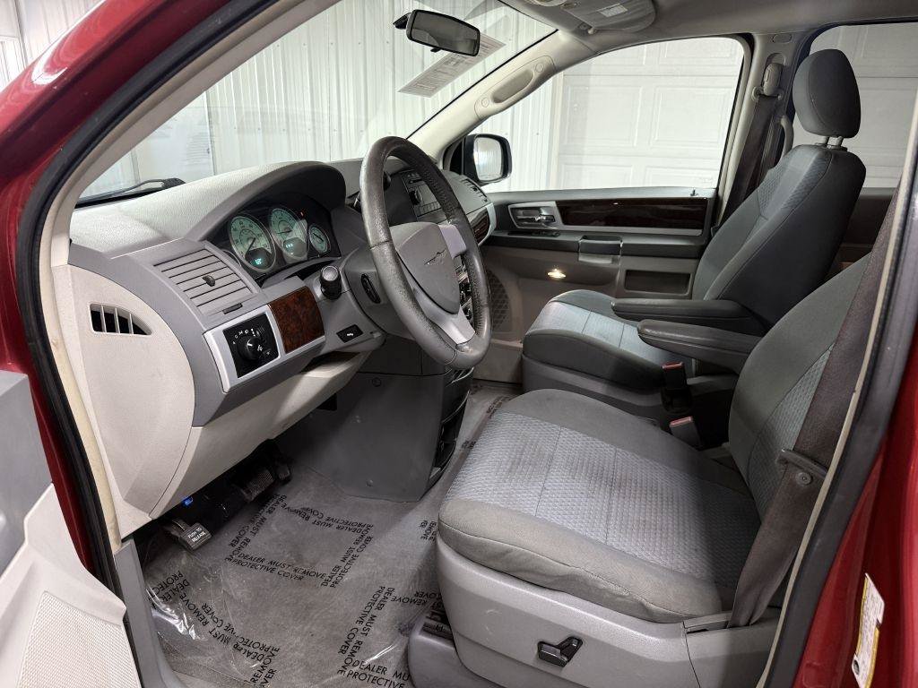 Used 2010 Chrysler Town & Country Touring FWD image 10