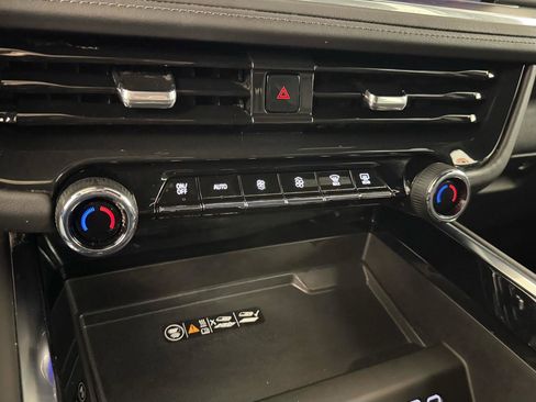 Used 2025 Chevrolet Suburban Z71 image 27