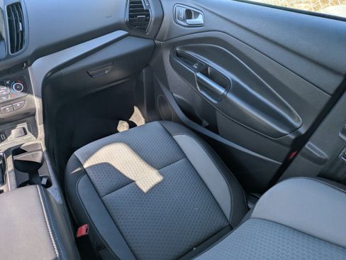 Used 2019 Ford Escape SE image 18