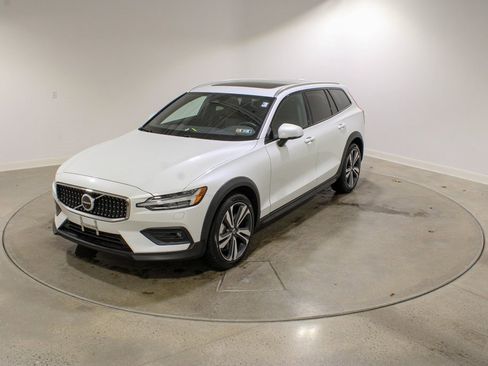 Used 2025 Volvo V60 B5 Cross Country Plus image 1
