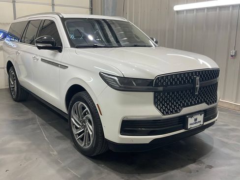 Used 2025 Lincoln Navigator L Reserve AWD/4WD image 2
