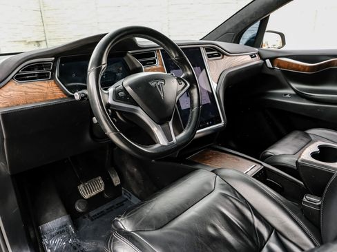 Used 2017 Tesla Model X 90D image 3