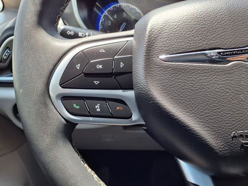 Used 2024 Chrysler Pacifica Touring-L FWD image 19