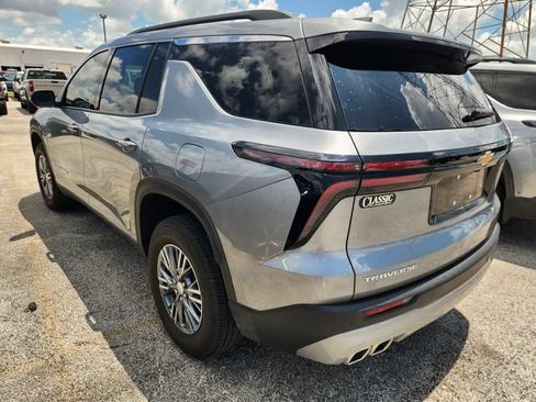 Certified 2025 Chevrolet Traverse LT w/ Driver Confidence Package FWD image 4