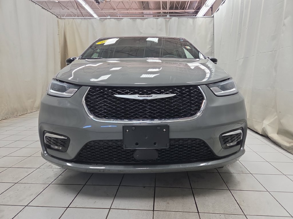 Used 2025 Chrysler Pacifica Select FWD image 5