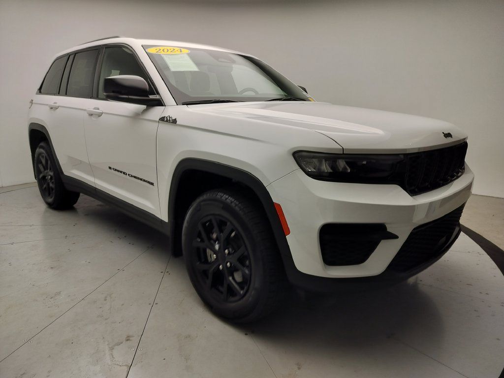 Used 2024 Jeep Grand Cherokee Altitude RWD image 2