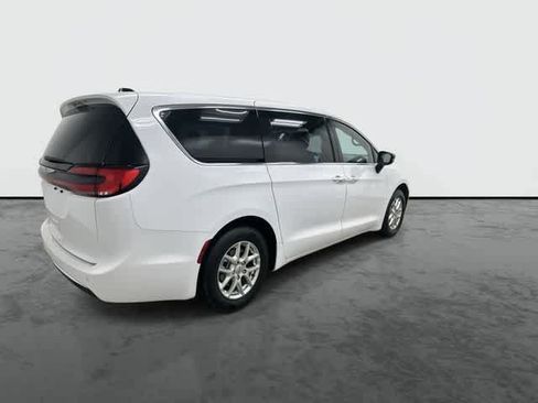 Used 2025 Chrysler Pacifica Select FWD image 4