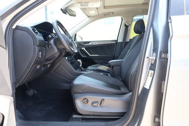 Used 2023 Volkswagen Tiguan SE w/ Panoramic Sunroof Package FWD image 9