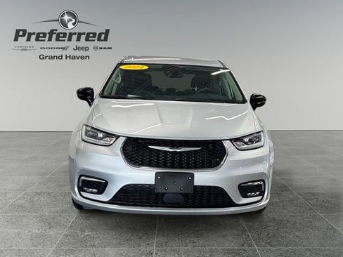 Used 2024 Chrysler Pacifica Touring-L FWD image 4