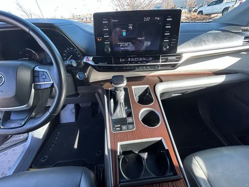 Used 2022 Toyota Sienna XLE image 18